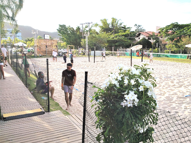 https://jureresportscenter.com.br/wp-content/uploads/2020/09/beach-tennis-jurere-sports-center-aulas-locacao-quadras-eventos-4.png